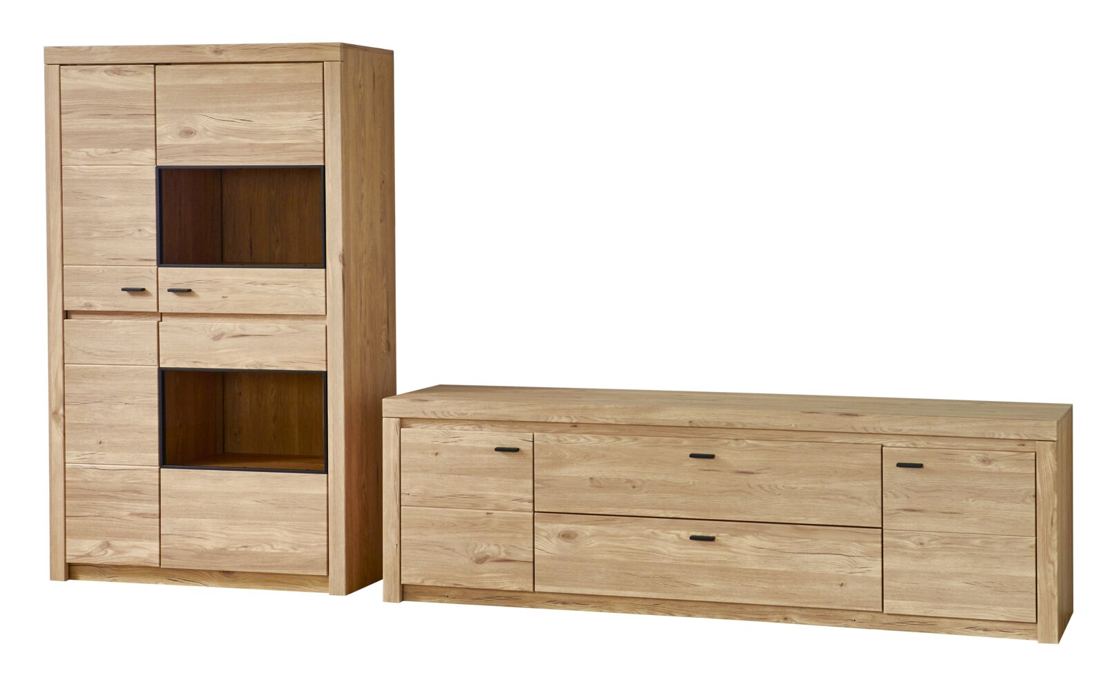 Cantus Wandkombination WIEN Wohnzimmermöbel-Set aus hellem Massivholz mit Vitrine/Highboard und niedrigem Sideboard, schwarze Griffe und offene Regalfächer, freigestellt vor weißem Hintergrund, Perspektive: frontale Ansicht mit leichtem Blick von rechts