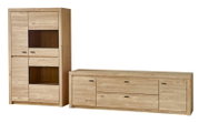 Wohnzimmermöbel-Set aus hellem Massivholz mit Vitrine/Highboard und niedrigem Sideboard, schwarze Griffe und offene Regalfächer, freigestellt vor weißem Hintergrund, Perspektive: frontale Ansicht mit leichtem Blick von rechts