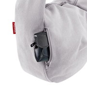 Hellgraue Reisenthel Cord-Tasche mit Reißverschluss-Seitenfach, darin Sonnenbrille und kleines Etui; Detailansicht von der Seite in leichter Schrägansicht