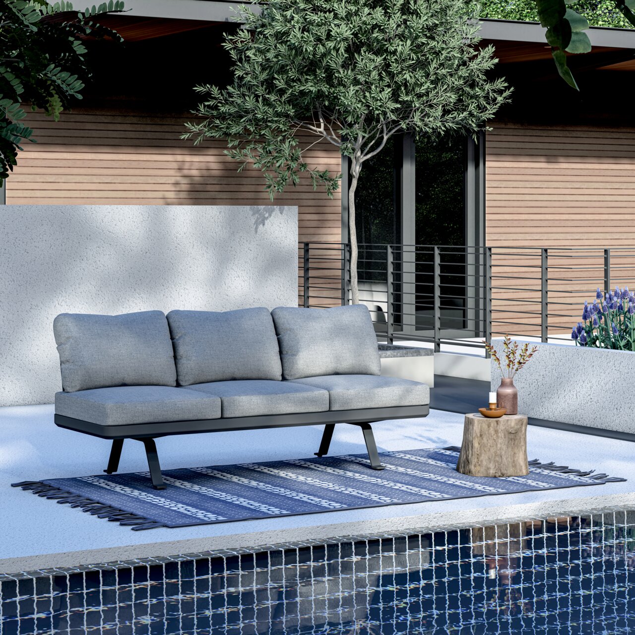 Moderner 3-Sitzer Loungeelement in einem stilvollen Außenbereich, seitliche Perspektive.