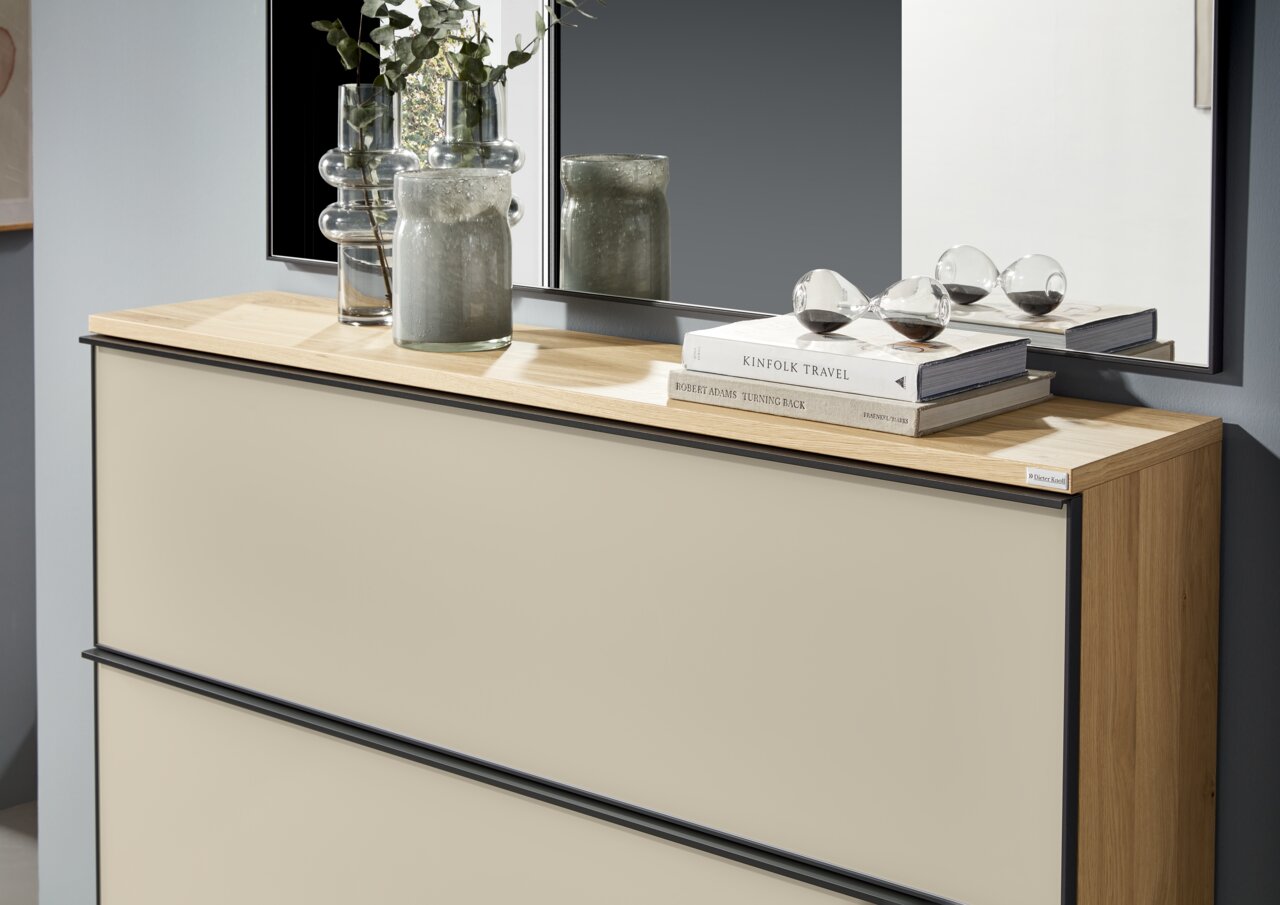 Moderner XL-Schuhschrank mit Holzoberfläche, dekoriert mit Vasen und Büchern, seitliche Perspektive