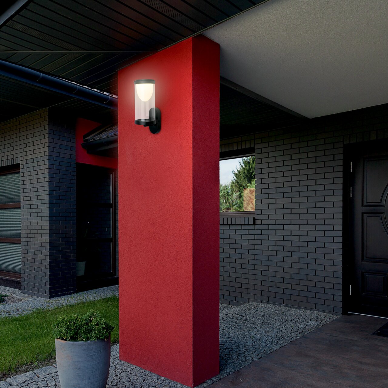 Moderne Akku-Außenwandleuchte an einer roten Wand, seitliche Perspektive