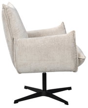 Zijaanzicht van een beige relaxfauteuil met een zwart draaipoot