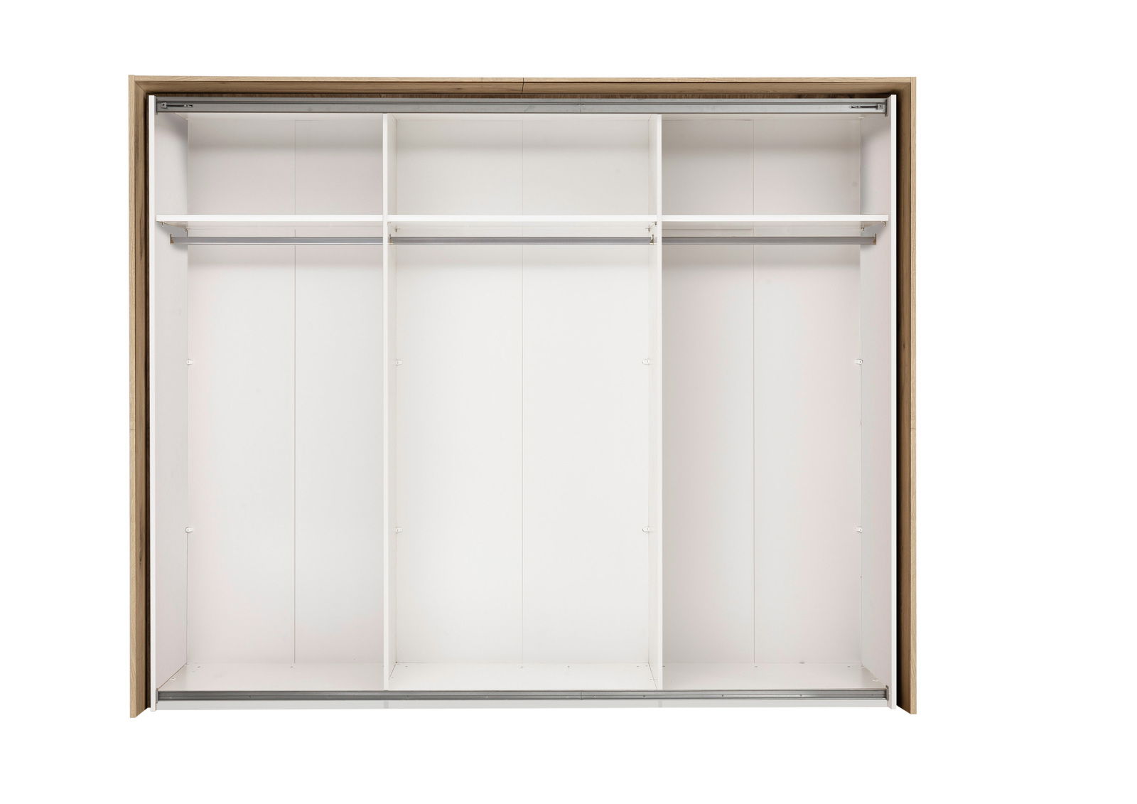 Frontale Ansicht eines offenen Schwebetürenschranks mit weißem Innenraum und Holzrahmen.