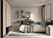 Modernes Schlafzimmer mit beige-schwarzem Bett, Kleiderschrank und Nachttischen, Blick aus leicht erhöhter Frontperspektive; Tageslicht am Fenster, Teppich und Wandregal im Hintergrund