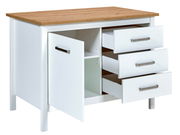 Weiße Kücheninsel mit Holzplatte, drei offenen Schubladen und einer offenen Tür, Perspektive von vorne links