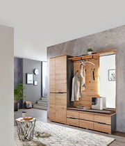 Moderner XL-Garderobenschrank mit Spiegel und Sitzbank in Holzoptik, seitliche Perspektive