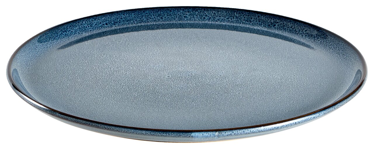 Rond blauw gespikkeld keramisch dinerbord met opstaande rand, schuin van voren en iets van bovenaf gezien