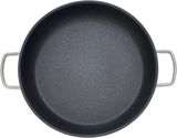 Ansicht von oben auf eine runde, schwarze Servierpfanne mit zwei Griffen, Modell PermaDur Advance, Durchmesser 32 cm.