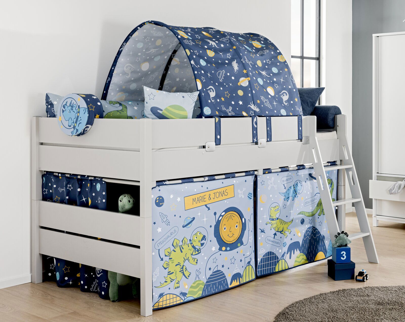 Spielbett mit Weltraum- und Dinosauriermotiven, seitliche Perspektive