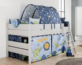 Spielbett mit Weltraum- und Dinosauriermotiven, seitliche Perspektive