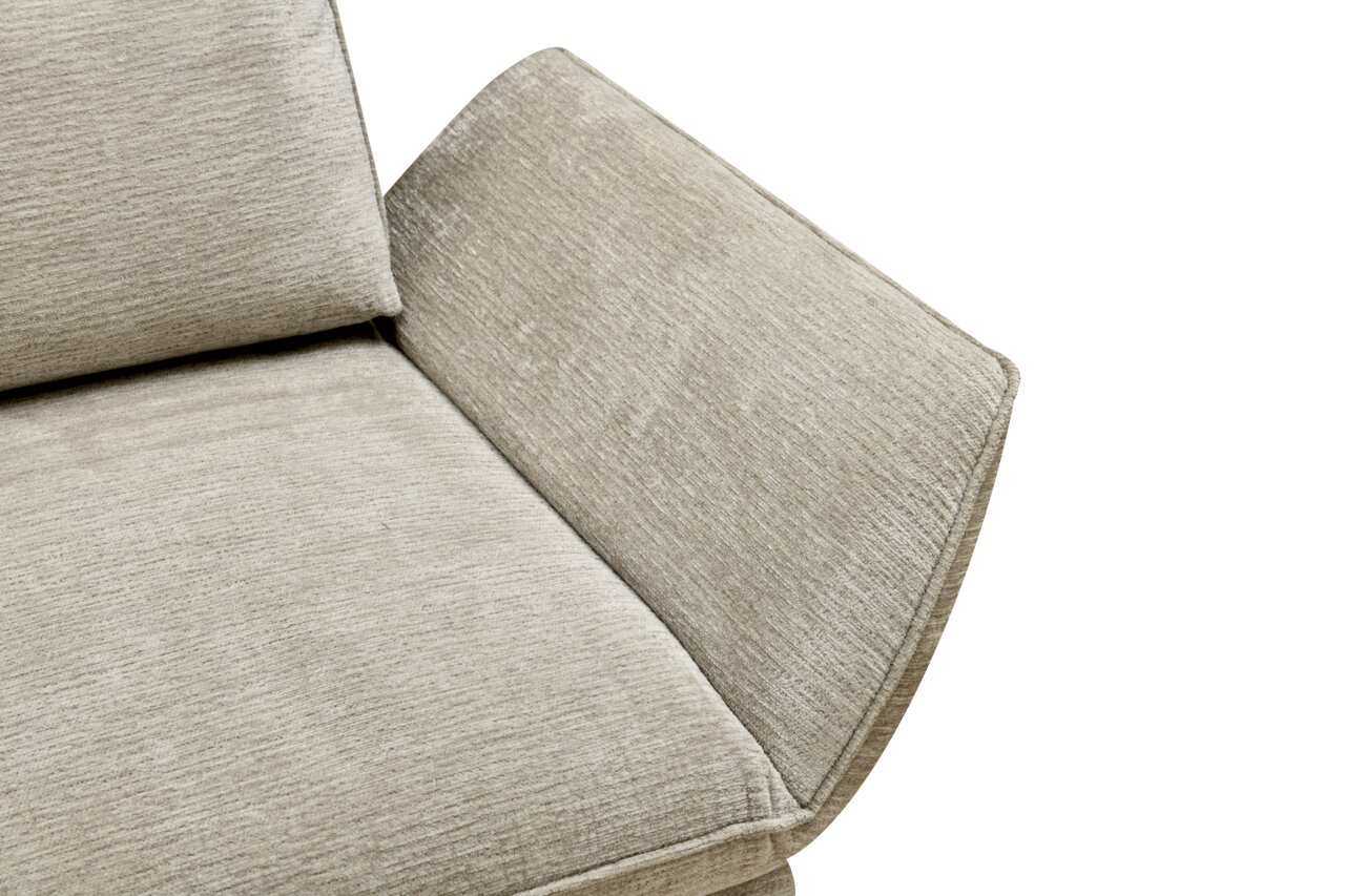 Nahaufnahme eines beigen Longchairkombis mit weicher Polsterung, von oben betrachtet.