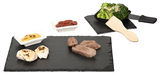 Raclette-Set mit Schieferplatten, Fleisch, Gemüse und Saucen aus der Vogelperspektive
