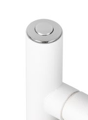 Nahaufnahme eines weißen, zylindrischen Teils einer Akku-Stehleuchte mit silbernem Knopf an der Oberseite.