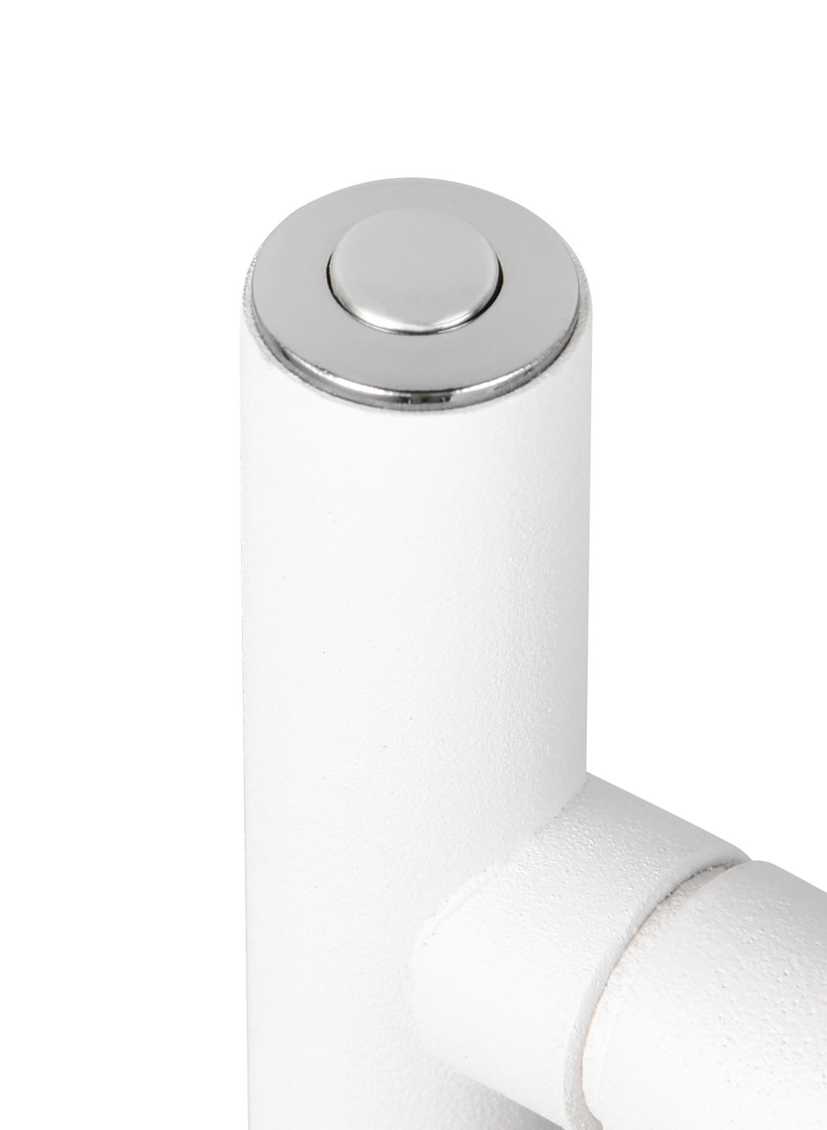 Nahaufnahme eines weißen, zylindrischen Teils einer Akku-Stehleuchte mit silbernem Knopf an der Oberseite.