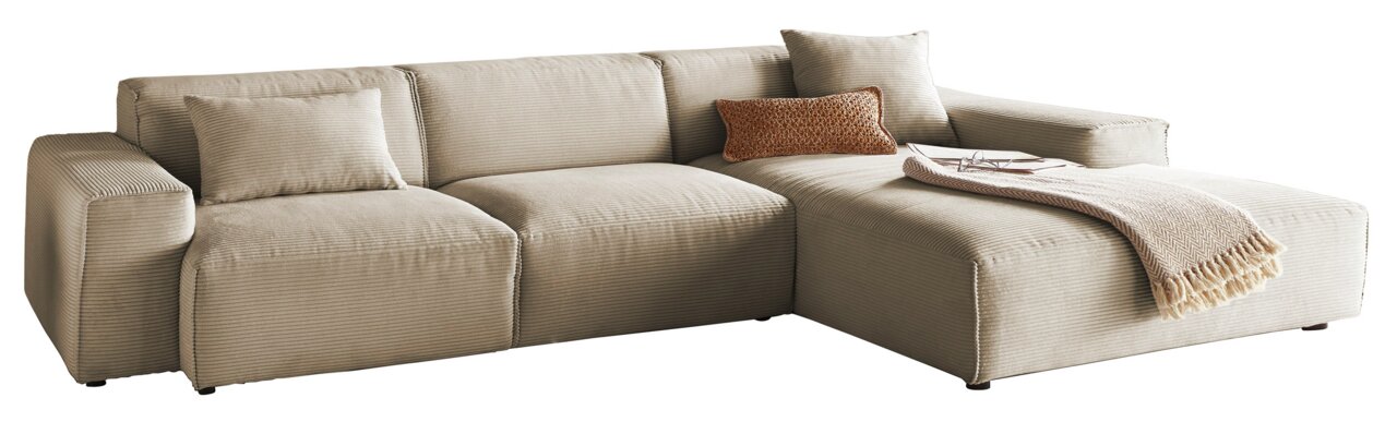 Lounge Handmade Hoekbank LH-EDINA Beige Ecksofa mit Ottomane, dekoriert mit Kissen und Decke, seitliche Perspektive
