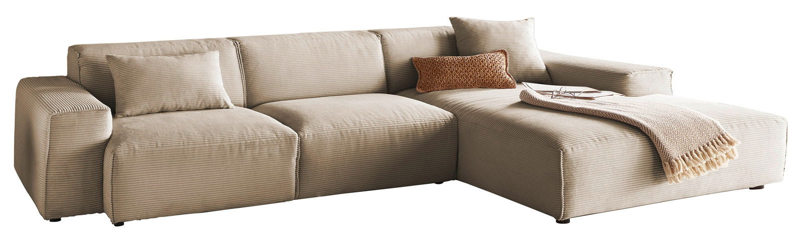 Beige Ecksofa mit Ottomane, dekoriert mit Kissen und Decke, seitliche Perspektive