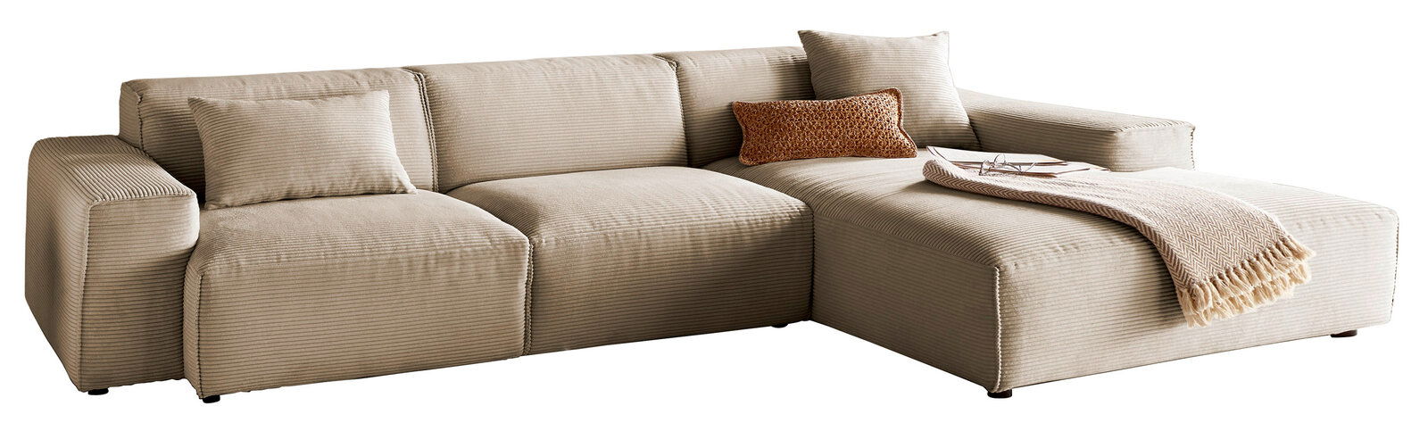 Lounge Handmade Ecksofa LH-EDINA Beige Ecksofa mit Ottomane, dekoriert mit Kissen und Decke, seitliche Perspektive