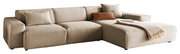 Beige Ecksofa mit Ottomane, dekoriert mit Kissen und Decke, seitliche Perspektive