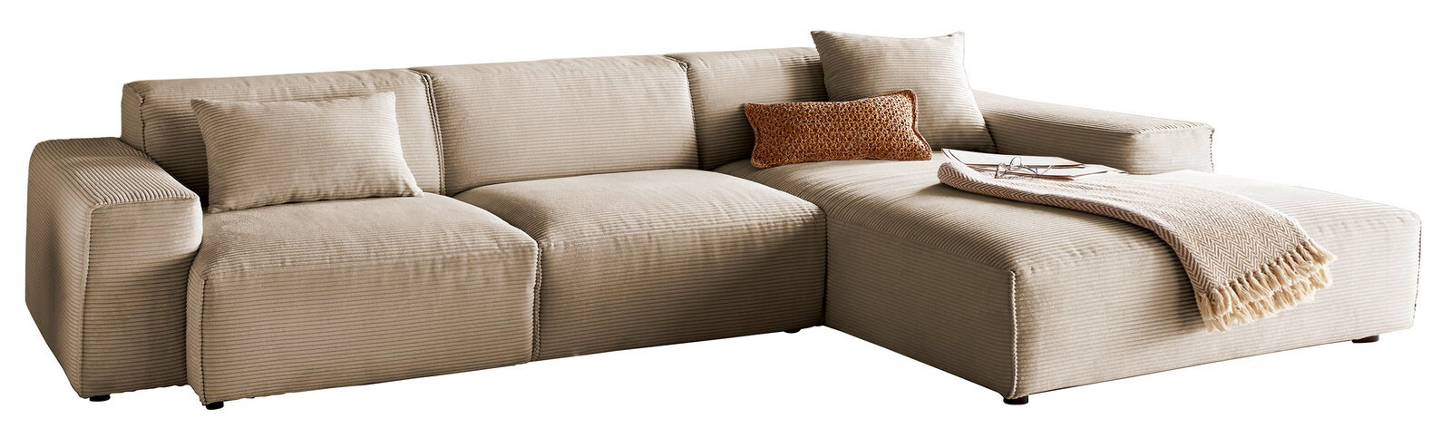 Beige Ecksofa mit Ottomane, dekoriert mit Kissen und Decke, seitliche Perspektive