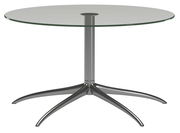 Moderner runder Couchtisch mit Glasplatte und metallischem Fußgestell, seitliche Perspektive