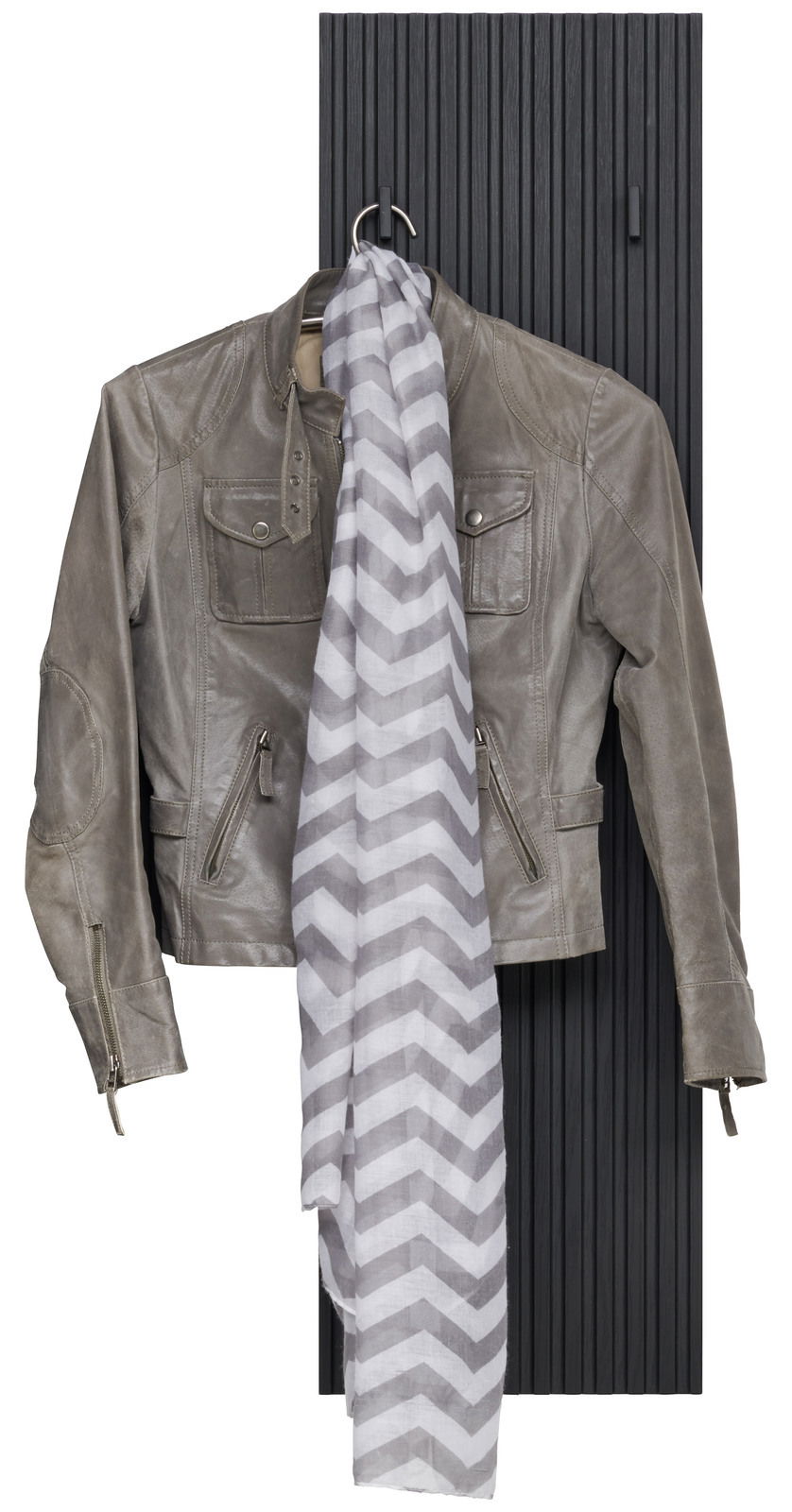 Hom´in Garderobenpaneel NOTO Garderobenpaneel in schwarzer Holzoptik mit einer grauen Lederjacke und einem gestreiften Schal, frontal betrachtet.