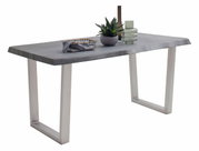 Moderne eettafel met grijs tafelblad en metalen poten, zijaanzicht