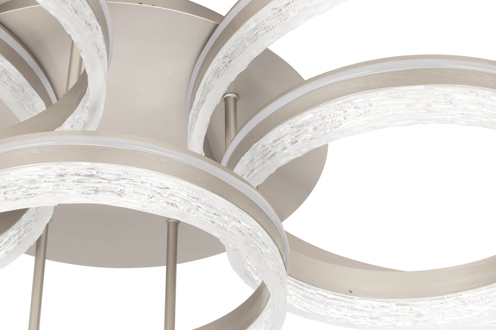 Nahaufnahme einer modernen Deckenleuchte mit geschwungenen LED-Lichtringen aus strukturiertem Acryl und Metall in Nickel-Optik, Ansicht von unten (Untersicht).