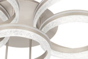 Nahaufnahme einer modernen Deckenleuchte mit geschwungenen LED-Lichtringen aus strukturiertem Acryl und Metall in Nickel-Optik, Ansicht von unten (Untersicht).