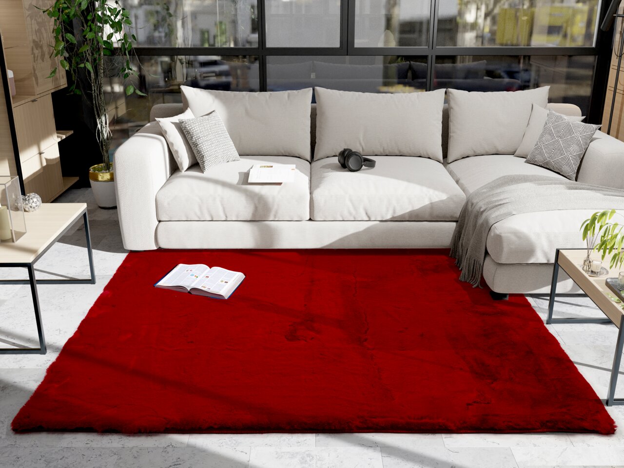Roter Fellteppich in einem modernen Wohnzimmer mit beiger Couch, aus der Vogelperspektive betrachtet.
