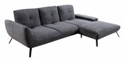 Graues Ecksofa mit modernem Design, von schräg vorne fotografiert.