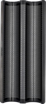 Vogelperspektive auf ein perforiertes Baguette-Backblech mit zwei Mulden, ideal für knuspriges Brot.