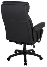 Rückansicht eines schwarzen Chefsessels mit gepolsterten Armlehnen und Rollen.