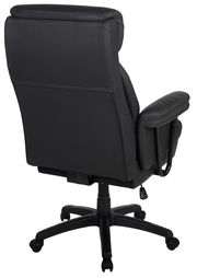 Rückansicht eines schwarzen Chefsessels mit gepolsterten Armlehnen und Rollen.