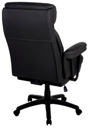 Rückansicht eines schwarzen Chefsessels mit gepolsterten Armlehnen und Rollen.