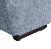 Nahaufnahme der unteren Ecke eines Big-Sofas mit grauem Stoffbezug und dunklem Holzfuß, seitliche Perspektive.