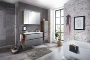 Moderner Midischrank in einem stilvollen Badezimmer, seitliche Perspektive