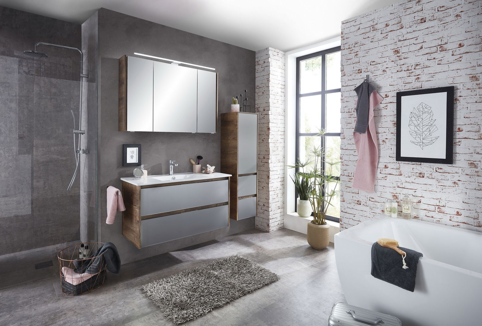 Moderner Midischrank in einem stilvollen Badezimmer, seitliche Perspektive