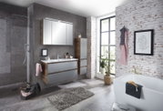 Moderner Midischrank in einem stilvollen Badezimmer, seitliche Perspektive