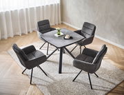 Vier graue Armlehnstühle um einen quadratischen Tisch in einem modernen Esszimmer, aus der Vogelperspektive fotografiert.