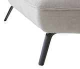 Nahaufnahme eines Longchairs mit hellgrauem, geripptem Stoffbezug und schwarzen Metallbeinen, seitliche Perspektive