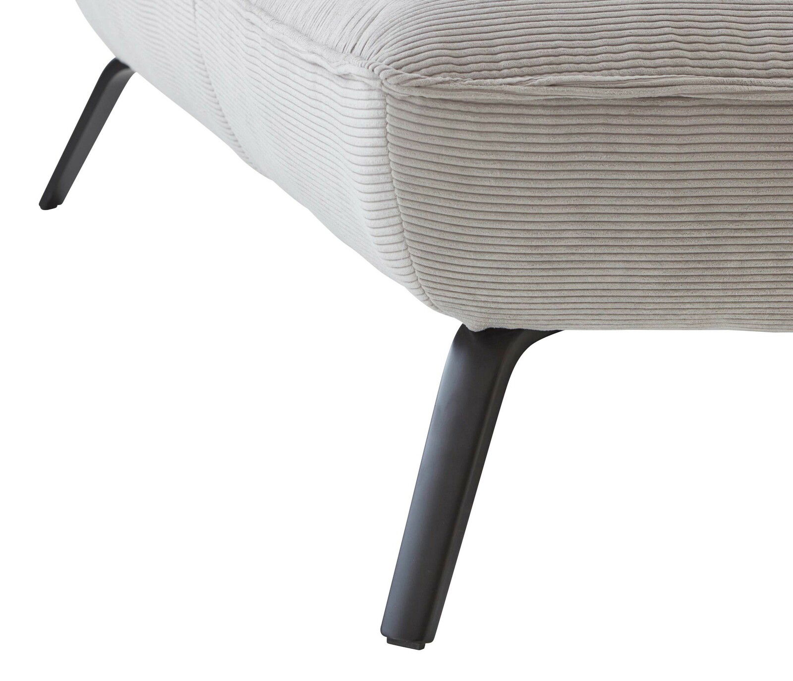 Nahaufnahme eines Longchairs mit hellgrauem, geripptem Stoffbezug und schwarzen Metallbeinen, seitliche Perspektive