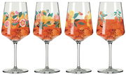 Vier Weingläser mit buntem Zitrusfrucht-Design, gefüllt mit einem orangen Getränk, frontal betrachtet.