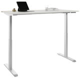 Moderner weißer E-Schreibtisch in seitlicher Perspektive, höhenverstellbar, mit Tablet, Glas und Büchern auf der Tischplatte.