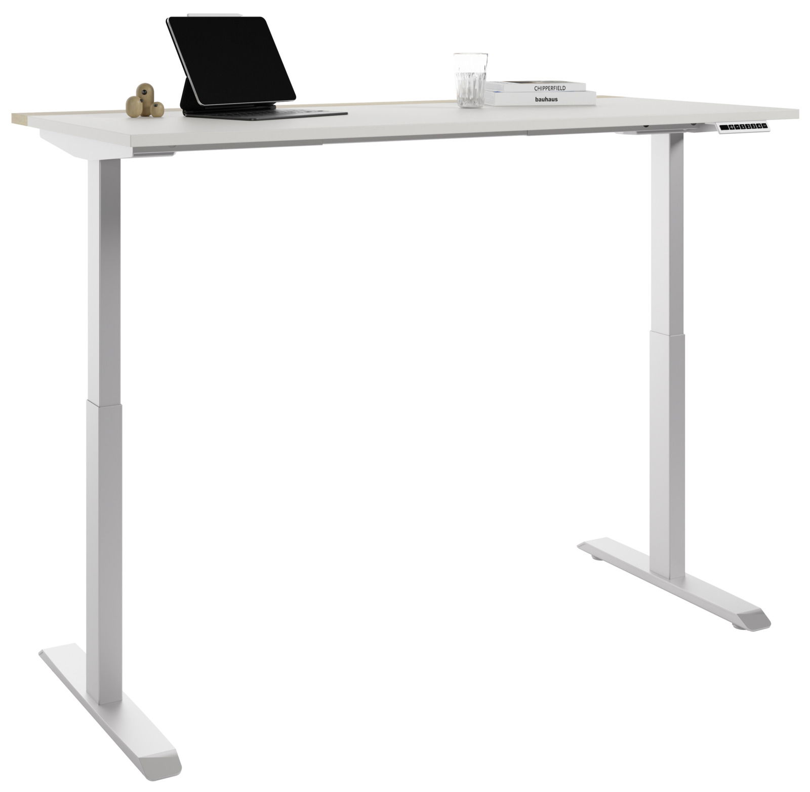 Moderner weißer E-Schreibtisch in seitlicher Perspektive, höhenverstellbar, mit Tablet, Glas und Büchern auf der Tischplatte.