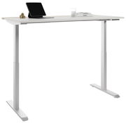 Moderner weißer E-Schreibtisch in seitlicher Perspektive, höhenverstellbar, mit Tablet, Glas und Büchern auf der Tischplatte.