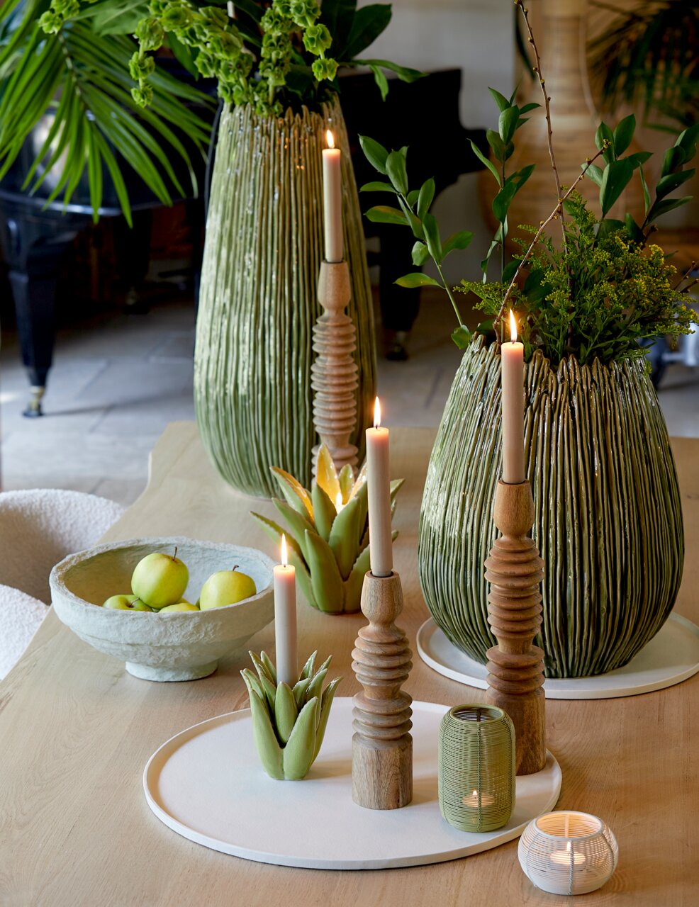 Light&Living Schale MAES crème Eine cremefarbene Schale mit einem Durchmesser von 40 cm und einer Höhe von 1,5 cm, gefüllt mit grünen Äpfeln, auf einem Holztisch. Die Perspektive ist von oben leicht seitlich.