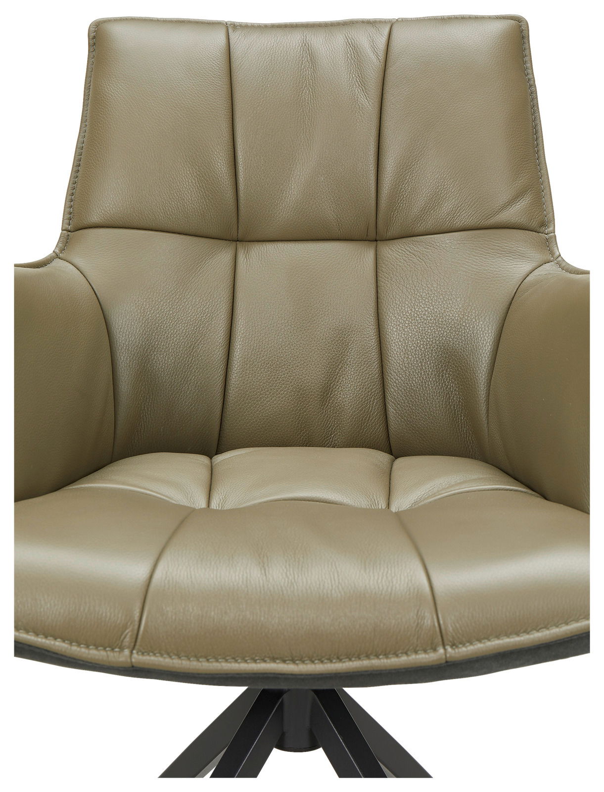 Nahaufnahme eines modernen, beigen Ledersessels mit gepolsterter Sitzfläche und Rückenlehne, frontal betrachtet.