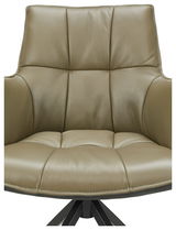 Nahaufnahme eines modernen, beigen Ledersessels mit gepolsterter Sitzfläche und Rückenlehne, frontal betrachtet.