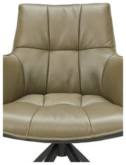 Nahaufnahme eines modernen, beigen Ledersessels mit gepolsterter Sitzfläche und Rückenlehne, frontal betrachtet.